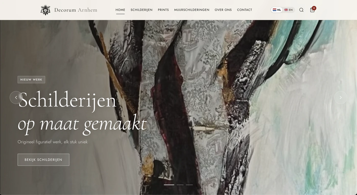 De homepage van Decorum Arnhem, met een groot schilderij en de tekst Schilderijen op maat gemaakt